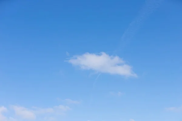 Cielo Azul Con Nubes Senderos Condensación Aire Libre — Foto de Stock