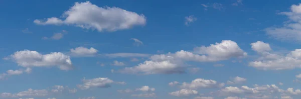 Panorama Del Cielo Azul Con Nubes Como Fondo — Foto de Stock