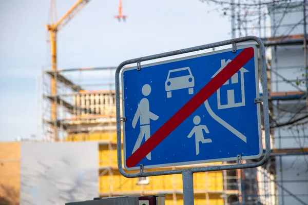 Немецкий Знак Заканчивается Зона Медленного Вождения Игровой Площадки Новый Строительный — стоковое фото