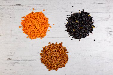 Tahtadaki kahverengi, kırmızı ve siyah mercimek