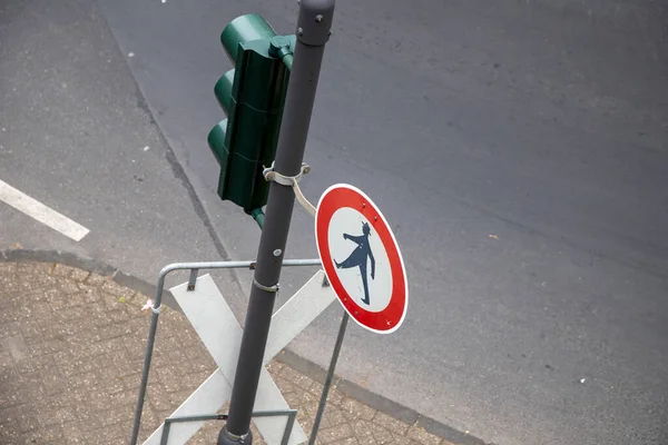 Verkeerslicht Een Straatteken Dat Voetgangers Hier Niet Mogen Komen — Stockfoto