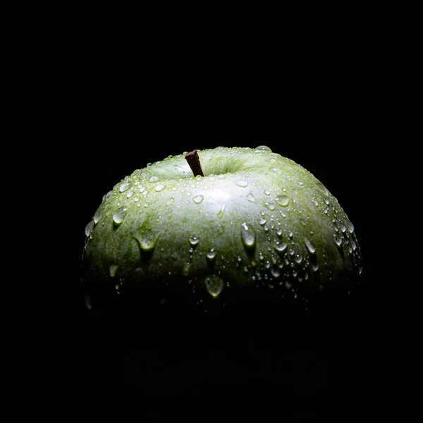 Close Green Apple Light Black Background Water Drops Apple — Stock Photo, Image