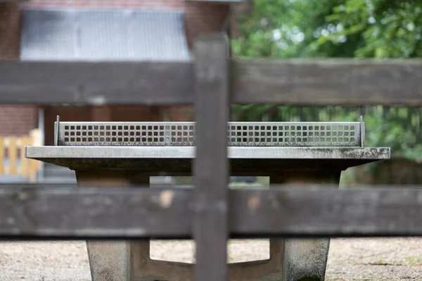 Outdoor Tischtennisplatte Hof Hinter Einem Holzzaun Keine Menschen — Stockfoto