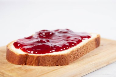 Çilek reçelli beyaz ekmek.