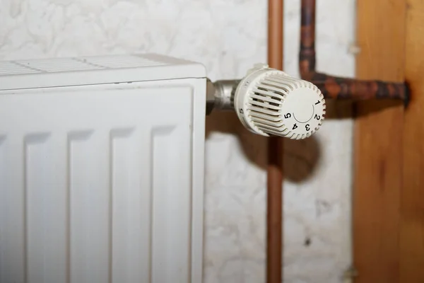 Radiators Thermostat Old Copper Pipes Heating System — Stock Photo, Image