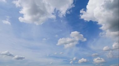 Mavi gökyüzünde hareket eden beyaz bulutların hızlandırılmış 4K videosu