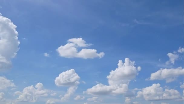 Time Lapse Wideo Białymi Chmurami Poruszającymi Się Niebieskim Niebie — Wideo stockowe