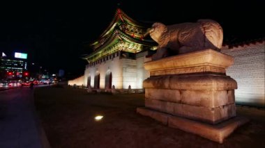 SEOUL, Güney Kore - 4 Aralık 2018: Seul, Güney Kore 'deki Gyeongbokgung Sarayı ve trafiğinin zaman aşımı