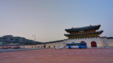 SEOUL, Güney Kore - 4 ARALIK 2018 Gyeongbokgung Sarayı ve Güney Kore trafiği