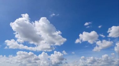 Mavi gökyüzünde hareket eden beyaz bulutların hızlandırılmış 4K videosu