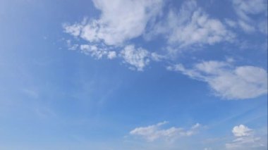 Mavi gökyüzünde hareket eden beyaz bulutların hızlandırılmış 4K videosu