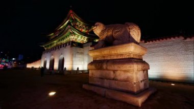 SEOUL, Güney Kore - 4 Aralık 2018: Seul, Güney Kore 'deki Gyeongbokgung Sarayı ve trafiğinin zaman aşımı