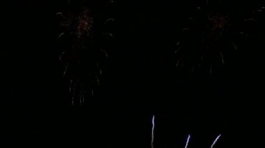 Kasvetli gece gökyüzünde parlayan 4k 'lık altın havai fişek videosu