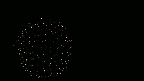 Vídeo Fogos Artifício Dourados Brilhando Céu Noturno Drak — Vídeo de Stock