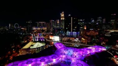 Singapur gece manzarası, modern şehir.