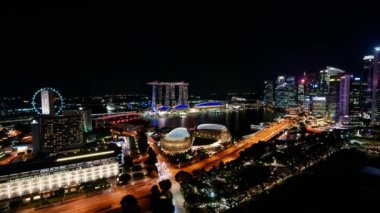 Singapur gece manzarası, modern şehir.