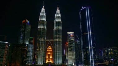 Güzel Zaman atlaması Kuala Lumpur şehri geceleyin Petronas İkiz Kuleleri 'nin ufuk çizgisi 