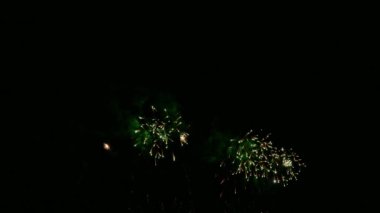 Bir gökyüzü siyah arka plan üzerinde havai fişek