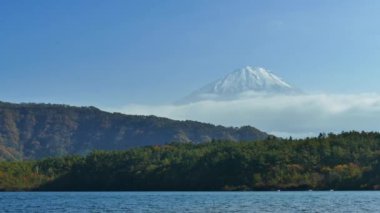 Japonya 'daki Fuji Dağı ile Kawaguchiko Gölü etrafında renkli bir sonbahar.