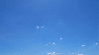  Mavi gökyüzünde hareket eden bulutların hızlandırılmış videosu