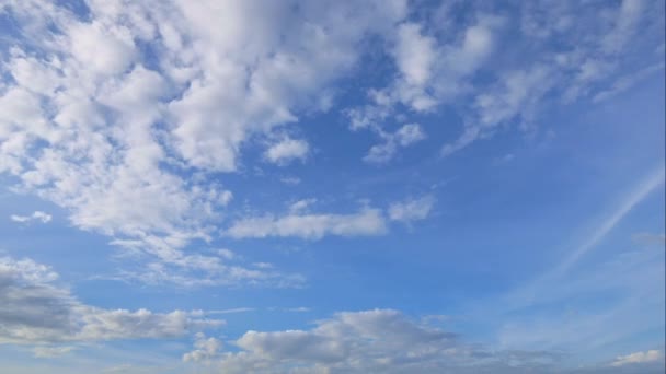 Time Lapse Βίντεο Από Σύννεφα Που Κινούνται Στον Γαλάζιο Ουρανό — Αρχείο Βίντεο
