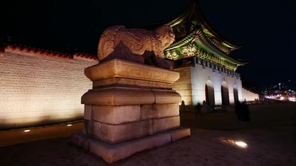 Chinese Tempel Ingang Verlicht Nachts — Stockvideo