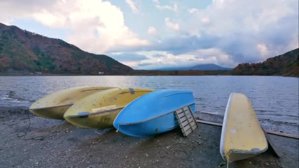 Calm Landscape Footage Boats River Shore Mountain Background — Αρχείο Βίντεο