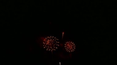 Karanlık gece gökyüzünde parlak şenlikli havai fişek görüntüleri