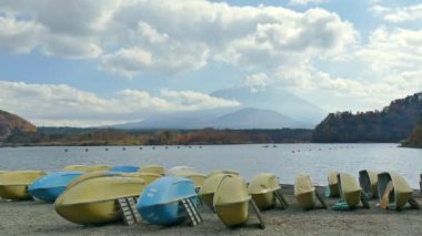 Japonya 'daki Fuji Dağı ile Kawaguchiko Gölü etrafında renkli bir sonbahar.