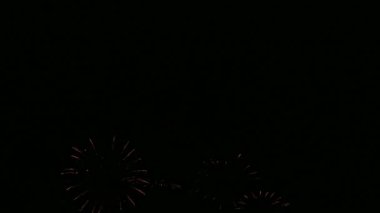 Parlak bayram havai fişekleri Kara gece gökyüzünde