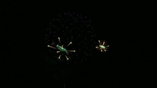 Φωτεινά Πυροτεχνήματα Διακοπών Στο Μαύρο Νυχτερινό Ουρανό — Αρχείο Βίντεο