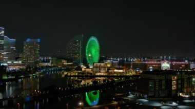 Tokyo, Japonya - Eylül 2022: Gece dönme dolap ile Tokyo şehrinde zaman aşımı görüntüsü. 