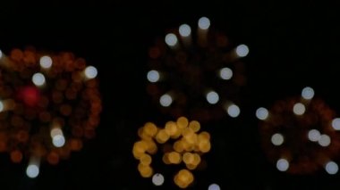 Kara gece gökyüzünde bayram için havai fişek gösterisi