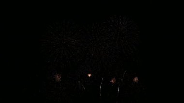 Kara gece gökyüzünde bayram için havai fişek gösterisi