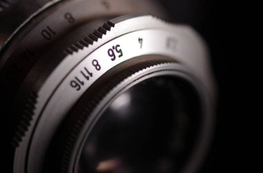 F5.6 açıklık ayarlı eski kamera lensi vurgulanmış