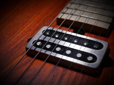 Özel gitar gövdesinde pikap ve dizgilerin yakın plan görüntüsü 