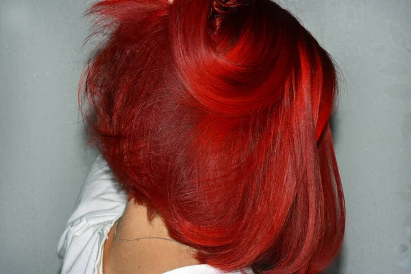 Menina Com Cabelo Vermelho Tingido Vívido Corte Cabelo Curto Brilhante — Fotografia de Stock