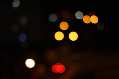 Gece lambaları bokeh. Şehir aydınlanması. Koyu arkaplan
