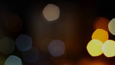 Bulanık şehir ışıkları arka planda. Parlak gece aydınlatması.