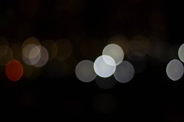 Renkli parlak şehir ışıkları bokeh arkaplanı bulanıklaştırdı.