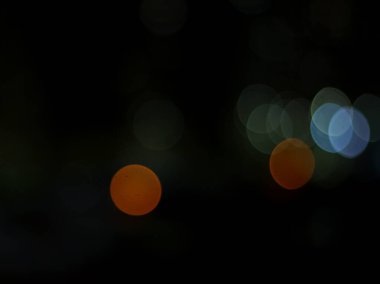 Parlak Bokeh şehir ışıklarına sahip koyu arkaplan.