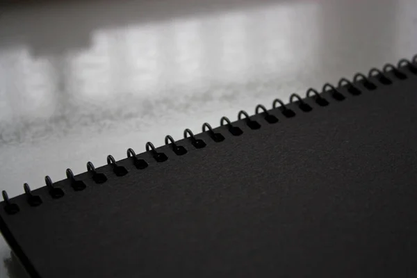 Cuaderno Papel Espiral Negro Para Dibujar Fondo Brillante Azulejos Blancos —  Fotos de Stock