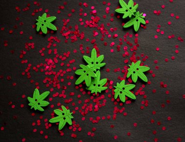 Siyah arka planda daire şeklinde pembe parıltılı parti konfetisi olan küçük yeşil marihuana süslemesi. Yasal hale getir. - Uyuşturucu. Şifalı bitki..