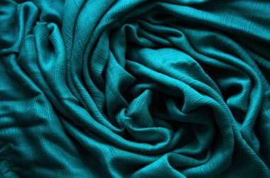 Turkuaz buruşmuş kumaş. Soyut arkaplan. Üst görünüm.