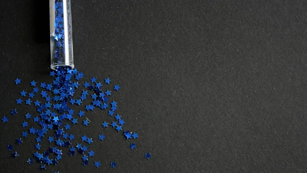 Estrelas Brilho Espalhadas Azuis Confete Fundo Preto Copiar Espaço Para — Fotografia de Stock