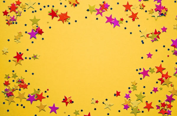 Mnohobarevné Hvězdy Konfety Žlutém Pozadí Slavnostní Konfety Rozumím Horní Pohled — Stock fotografie