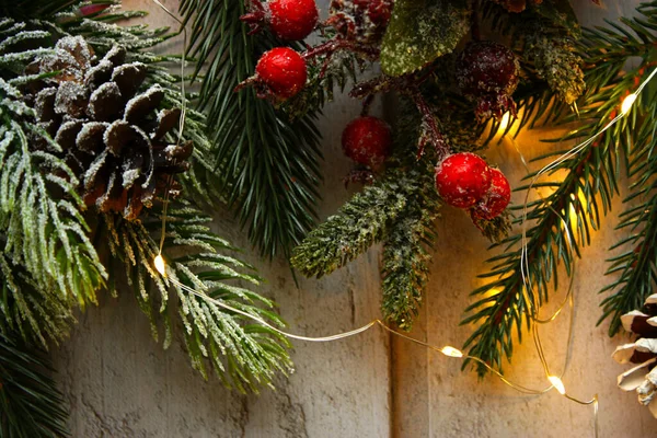 Karácsonyi Kompozíció Havas Lucfenyő Ágakkal Fenyőtobozokkal Vörös Bogyókkal Megvilágítással Háttér — Stock Fotó