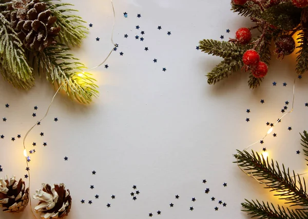 Ferienattrappe Mit Weichen Fichtenzweigen Leuchtend Roten Beeren Schneebedeckten Tannenzapfen Und — Stockfoto