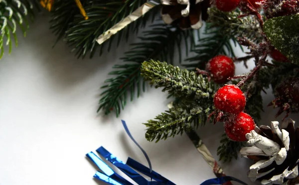 Weihnachtskomposition Mit Fichtenschmuck Zapfen Und Roten Beeren Weißer Hintergrund Flache — Stockfoto