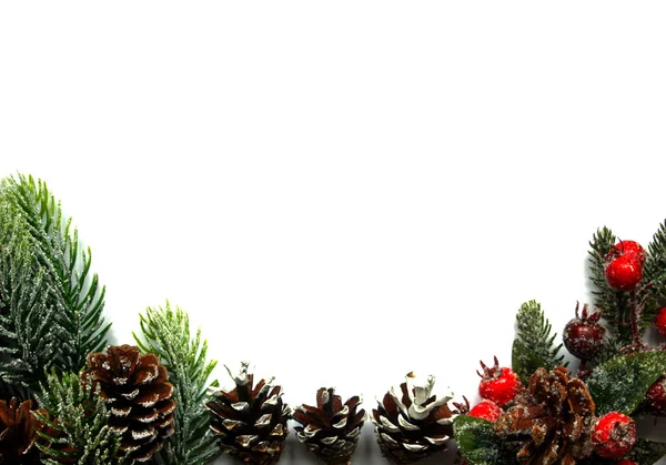 Festliche Dekorative Weihnachtskomposition Mit Schneebedeckten Immergrünen Zweigen Tannenzapfen Und Roten — Stockfoto